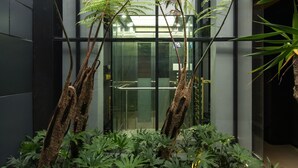 Un edificio moderno con paredes de vidrio y un atrium central.