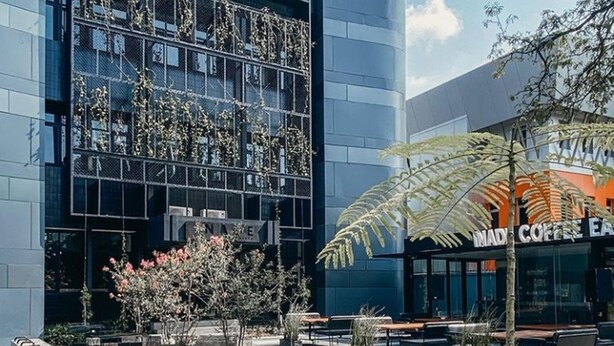 Un edificio moderno con un cartel que dice "NINDA BIODISTRICT".