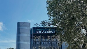 Un edificio moderno con un letrero que dice "NINDA BIODISTRICT".