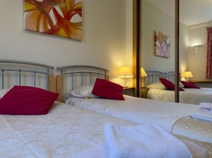 2 chambres, fer et planche à repasser, Wi-Fi, draps fournis