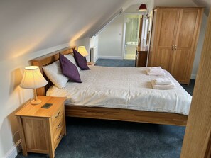 3 bedrooms, iron/ironing board, WiFi, bed sheets - Within the South Downs National Park, 7 miles north of Brighton. (Hassocks)