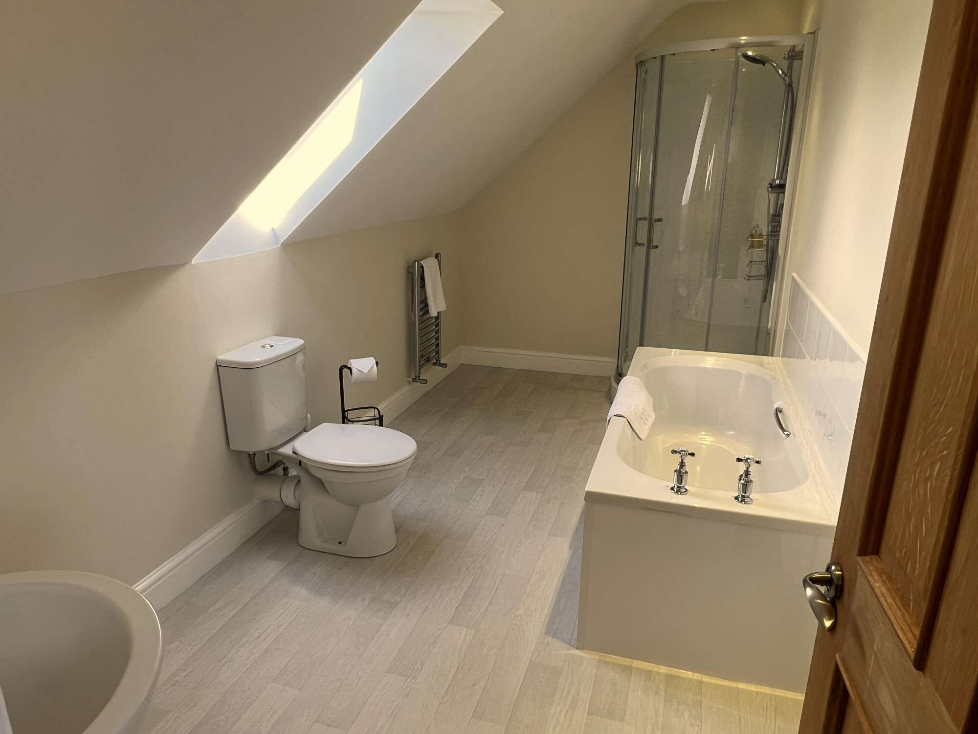 Combined shower/tub, hair dryer, towels