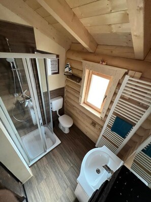 Studio | Bathroom | Shower, towels