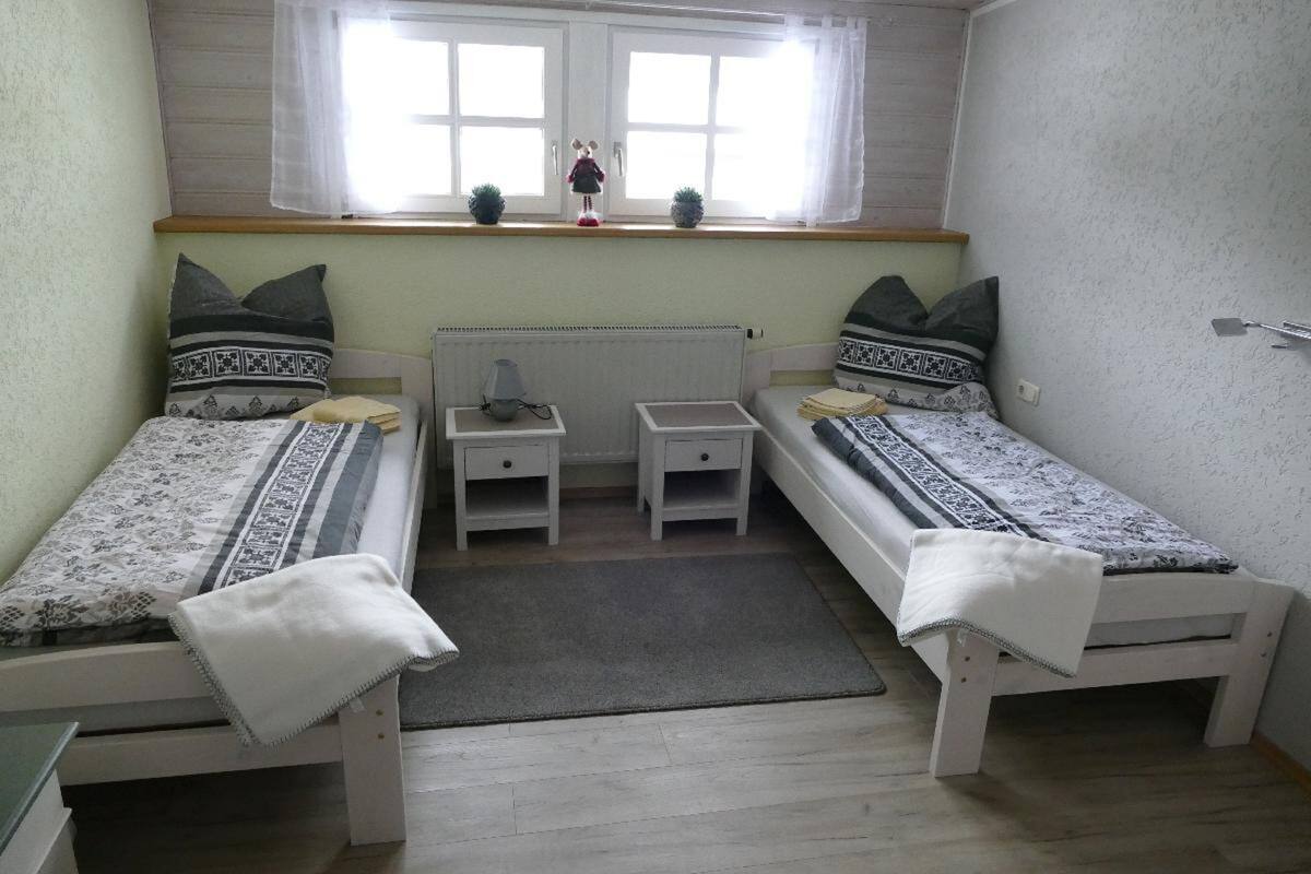 Habitación con 2 camas individuales | Wifi gratis y ropa de cama
