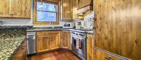 House, 6 Bedrooms | Private kitchen