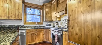 502 Woodside Gold Coast! 6 Bedroom Home by RedAwning