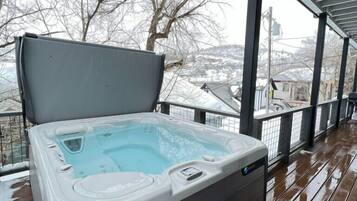 House, 6 Bedrooms | Outdoor spa tub