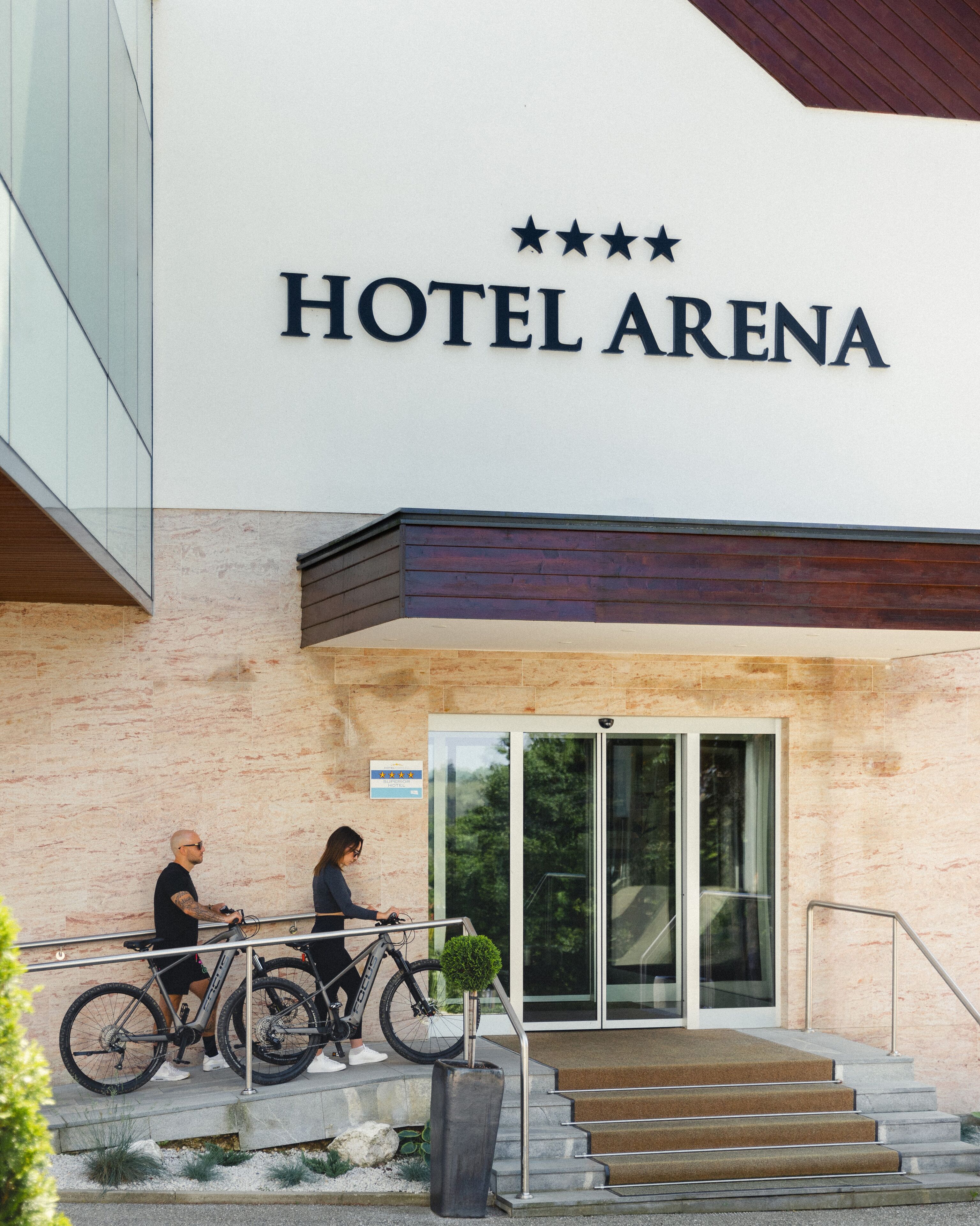 L'ingresso di un hotel con un cartello che riporta 