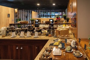 Tägliches inbegriffenes kontinentales Frühstück