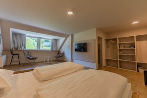 Arena Golden Fox | Minibar, in-room safe, desk, free WiFi