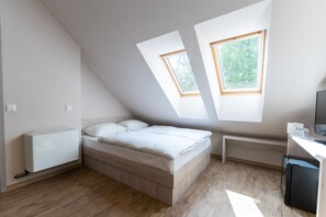 Attic double room | 迷你吧、客房內保險箱、書桌、免費無線上網