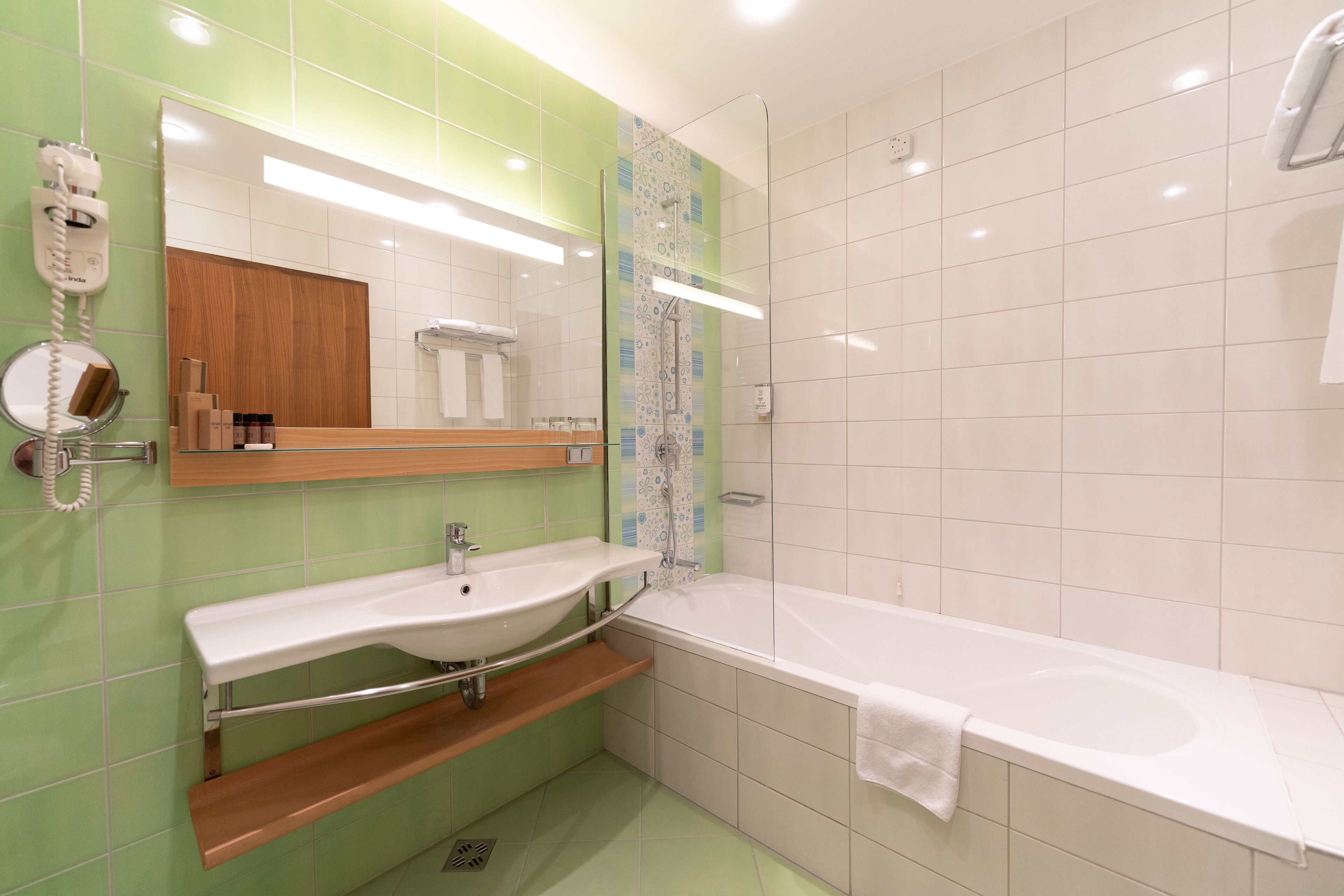 Un baño moderno con una bañera grande, un lavabo y un espejo.