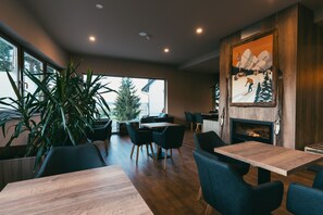 Se sirven desayunos, almuerzos y cenas; cocina local