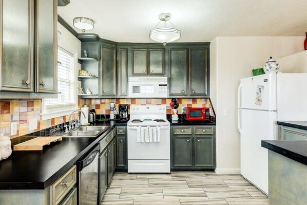 冰箱、微波炉、烤箱、炉灶