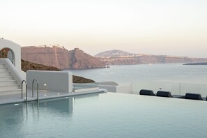Seasonal outdoor pool - Hom Santorini (Santorini)