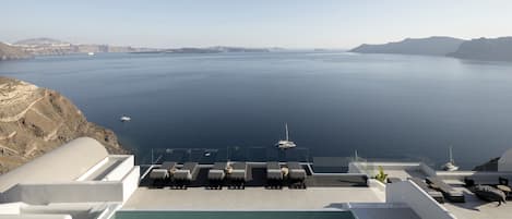 Una piscina al aire libre de temporada