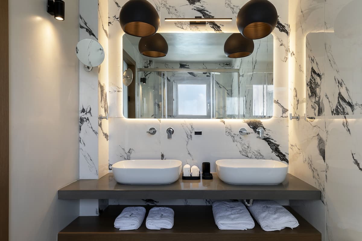 deluxe suite outdoor hot tub sea view | bathroom | shower, free toiletries, hair dryer, bathrobes