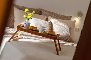 2 soverom, skrivebord, strykejern/-brett og reiseseng for barn