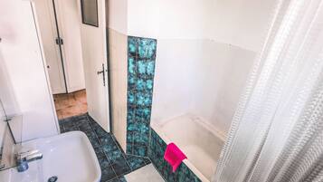 Appartement Confort, non-fumeurs | Salle de bain | Douche, sèche-cheveux, serviettes fournies