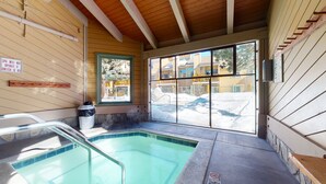Un espace spa comprenant un bain à remous, une fenêtre donnant sur un bâtiment et un panneau indiquant que le spa ne fonctionnera pas si l’interrupteur est éteint.