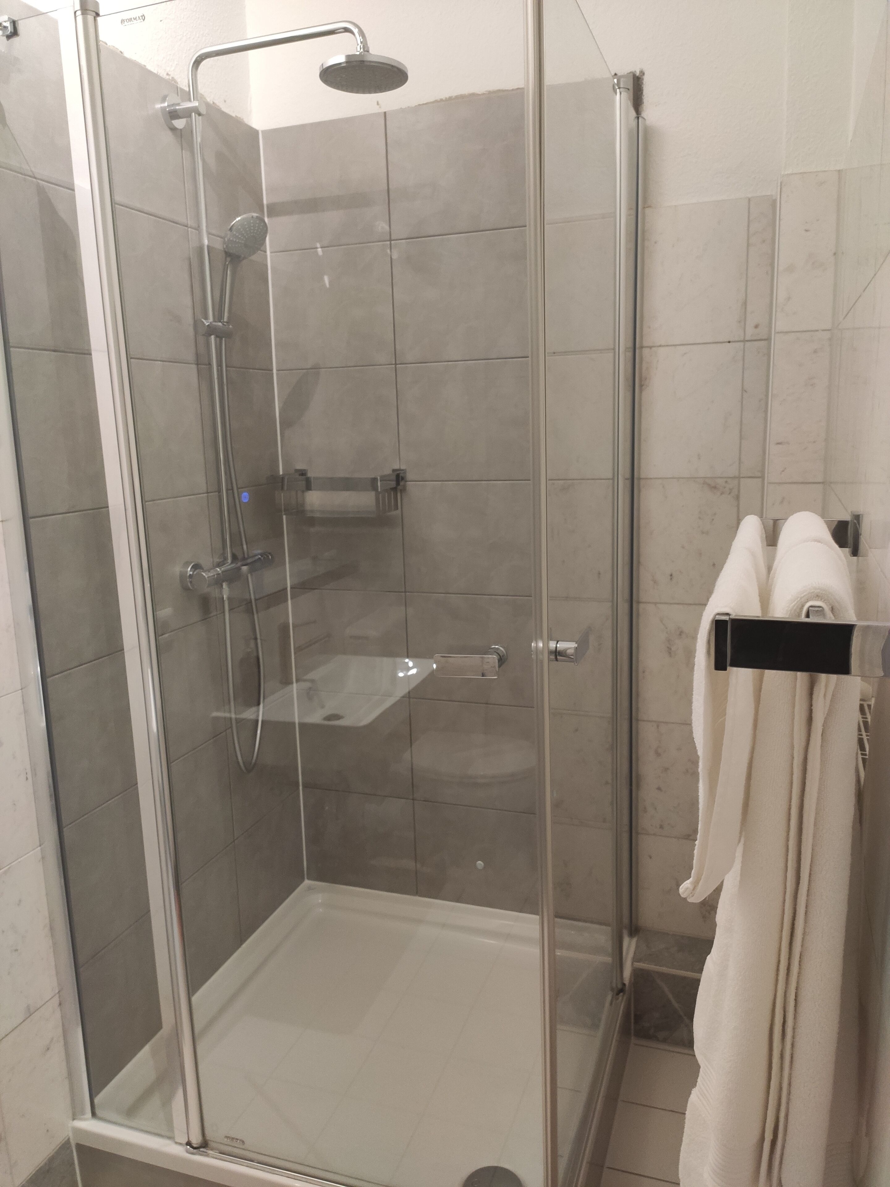 Dusche, kostenlose Toilettenartikel, Haartrockner, Handtücher