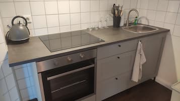 Køleskab, ovn, kogeplade