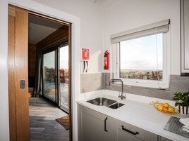 Casa de campo | Cocina privada | Frigorífico, lavavajillas, hervidor eléctrico y tostadora