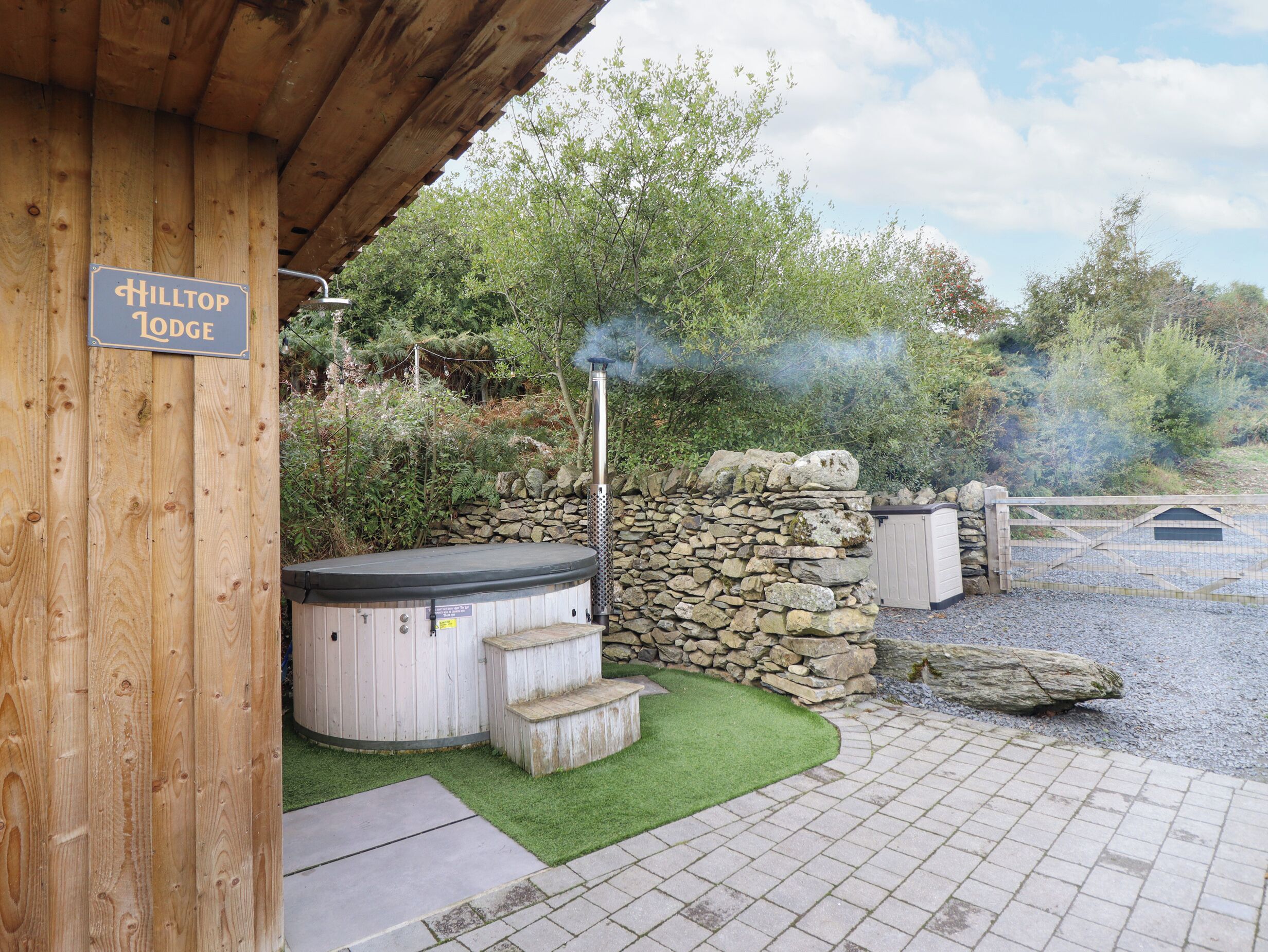 Cottage | Outdoor spa tub