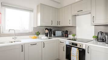 Cottage | Private kitchen | Fridge, dishwasher, electric kettle, toaster