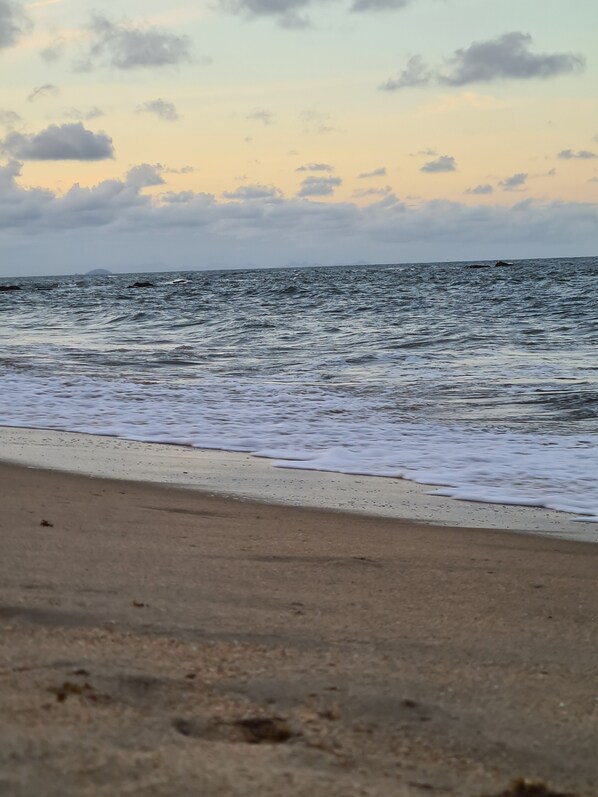 Beach nearby, white sand, 5 beach bars