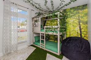 4 slaapkamers, een strijkplank/strijkijzer, reisbedje, wifi (toeslag)