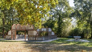 A park with a basketball court, benches, and trees. - House (2Ch) with covered swimming pool Pornichet La Baule (Pornichet)