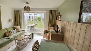 Een televisie, een tafeltennistafel en boeken