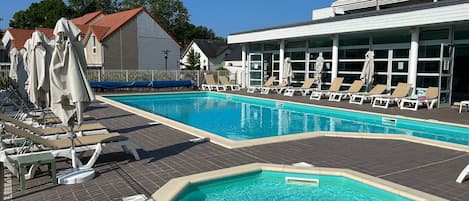 Piscine intérieure, piscine extérieure