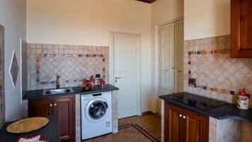 Frigorífico, placa de cocina, hervidor eléctrico y tostadora