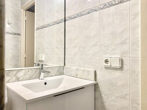 Regadera y papel de baño 