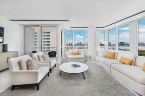 スマートテレビ、テレビゲーム、DVD プレーヤー、卓球台