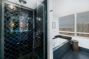 Shower, hair dryer, bidet, towels