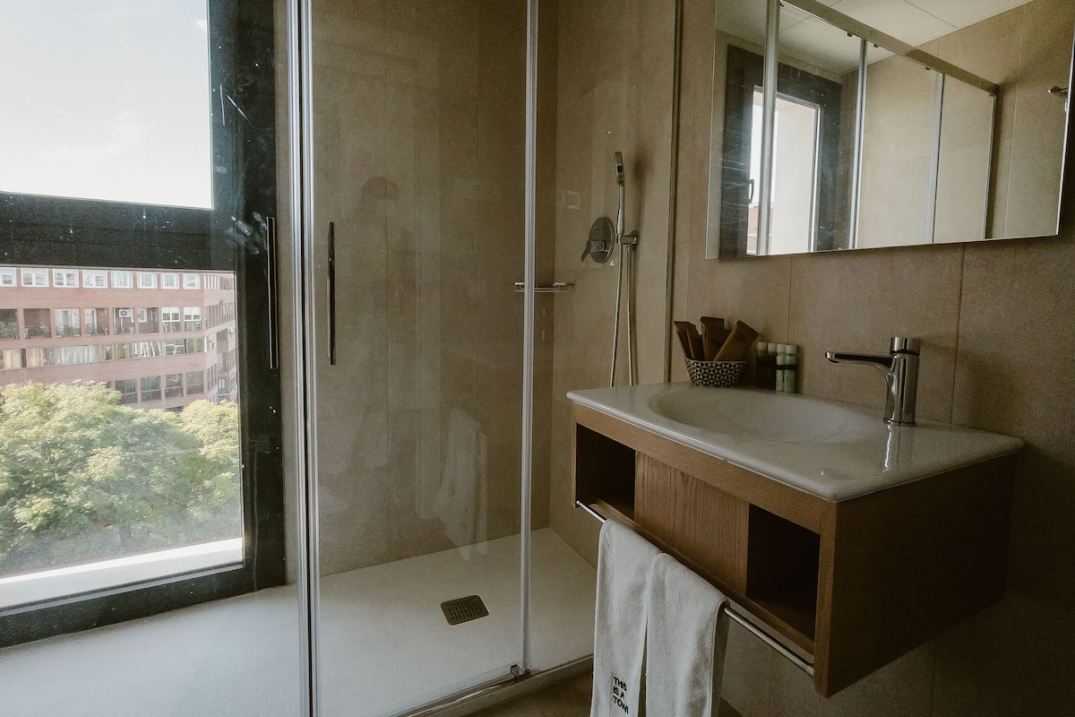 superior double room | bathroom | shower, hydromassage showerhead, hair dryer, towels