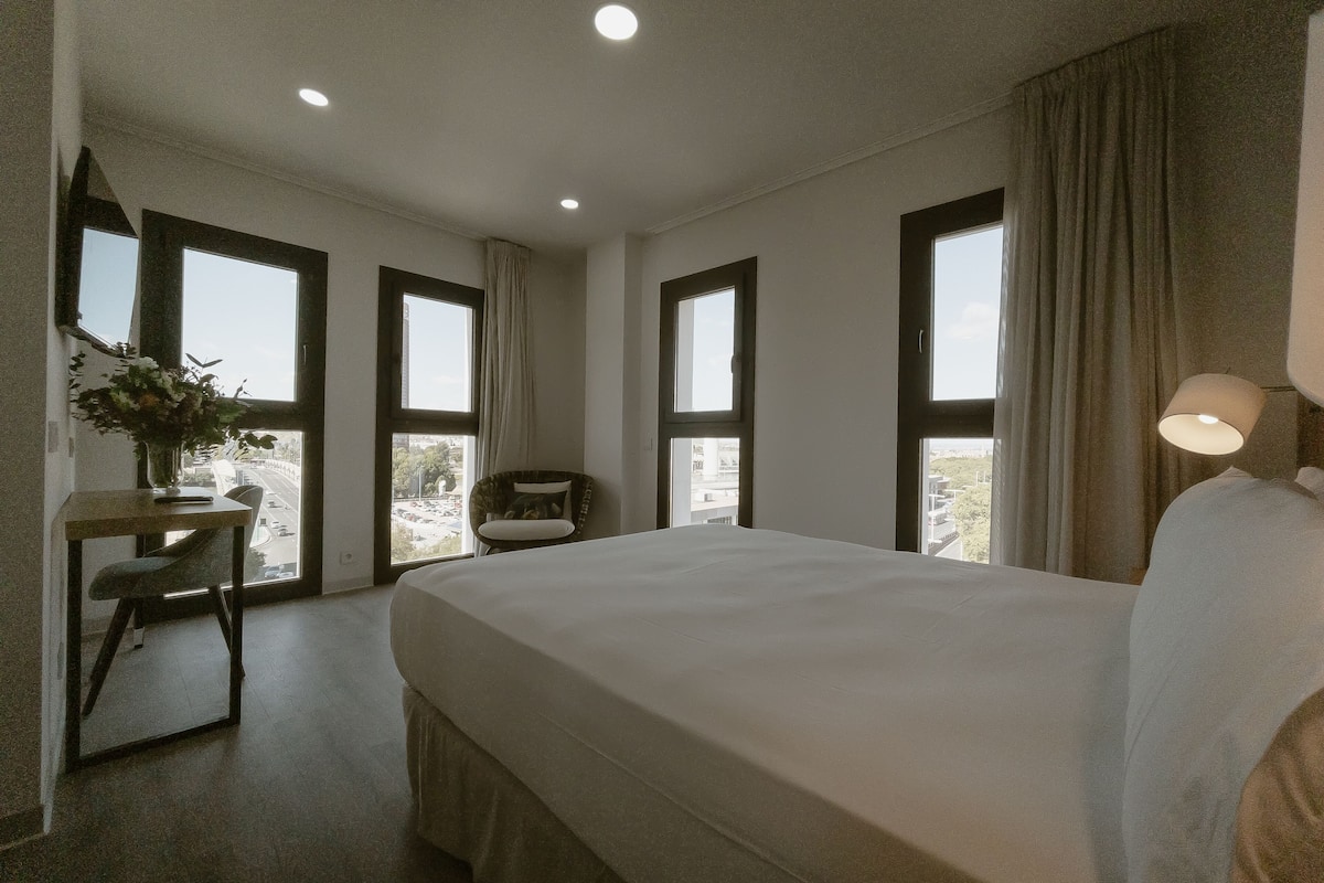Quarto casal superior | Frigobar, cofres nos quartos, escrivaninha