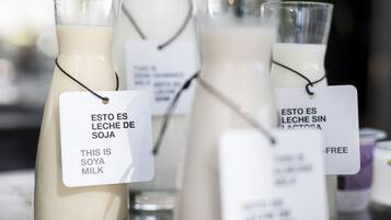 Varias botellas de leche de soya con etiquetas que indican que son sin lactosa.