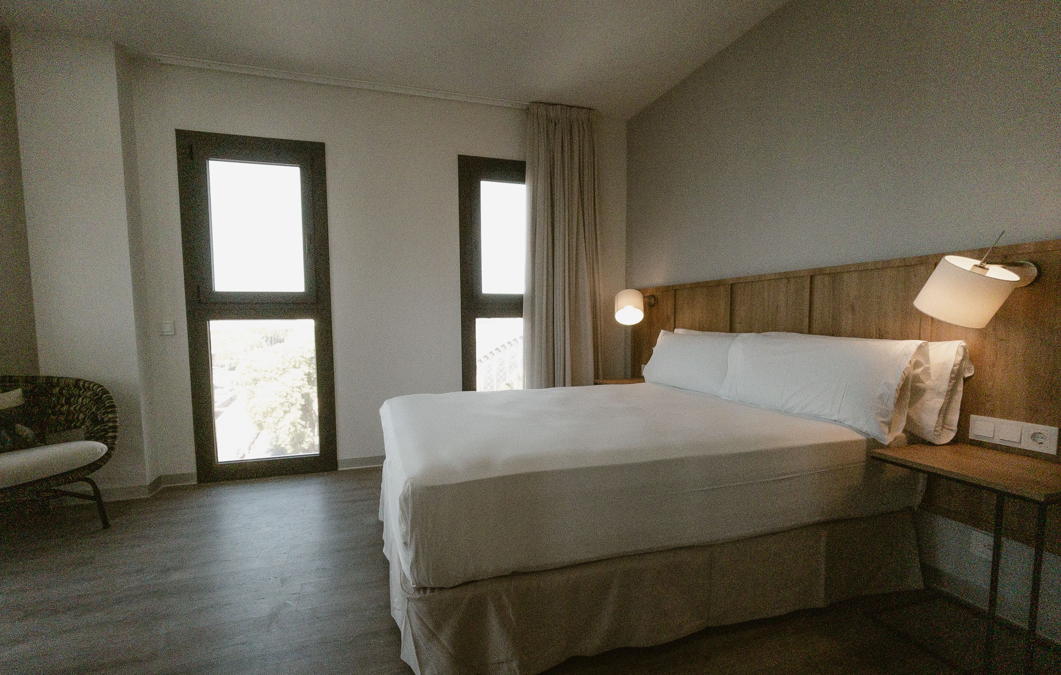 Habitación doble superior | Ropa de cama de alta calidad, minibar, caja fuerte y escritorio