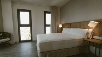 Habitación doble superior | Ropa de cama de alta calidad, minibar, caja fuerte y escritorio