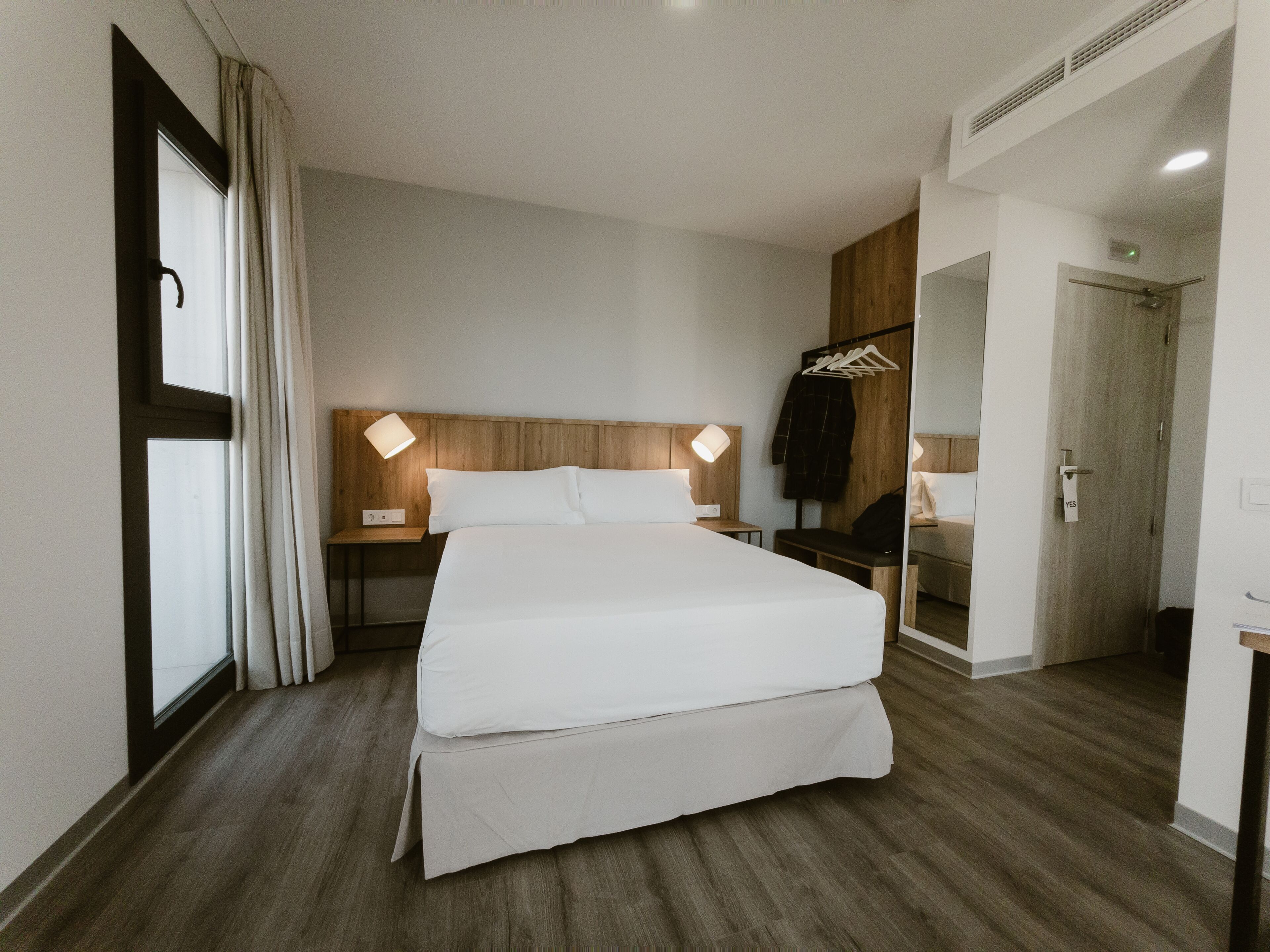 Quarto casal luxo, sacada | Roupas de cama premium, frigobar, cofres nos quartos, escrivaninha