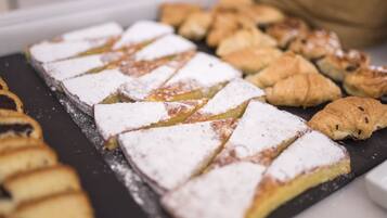 Diverse gebakjes en desserts op een schaal.