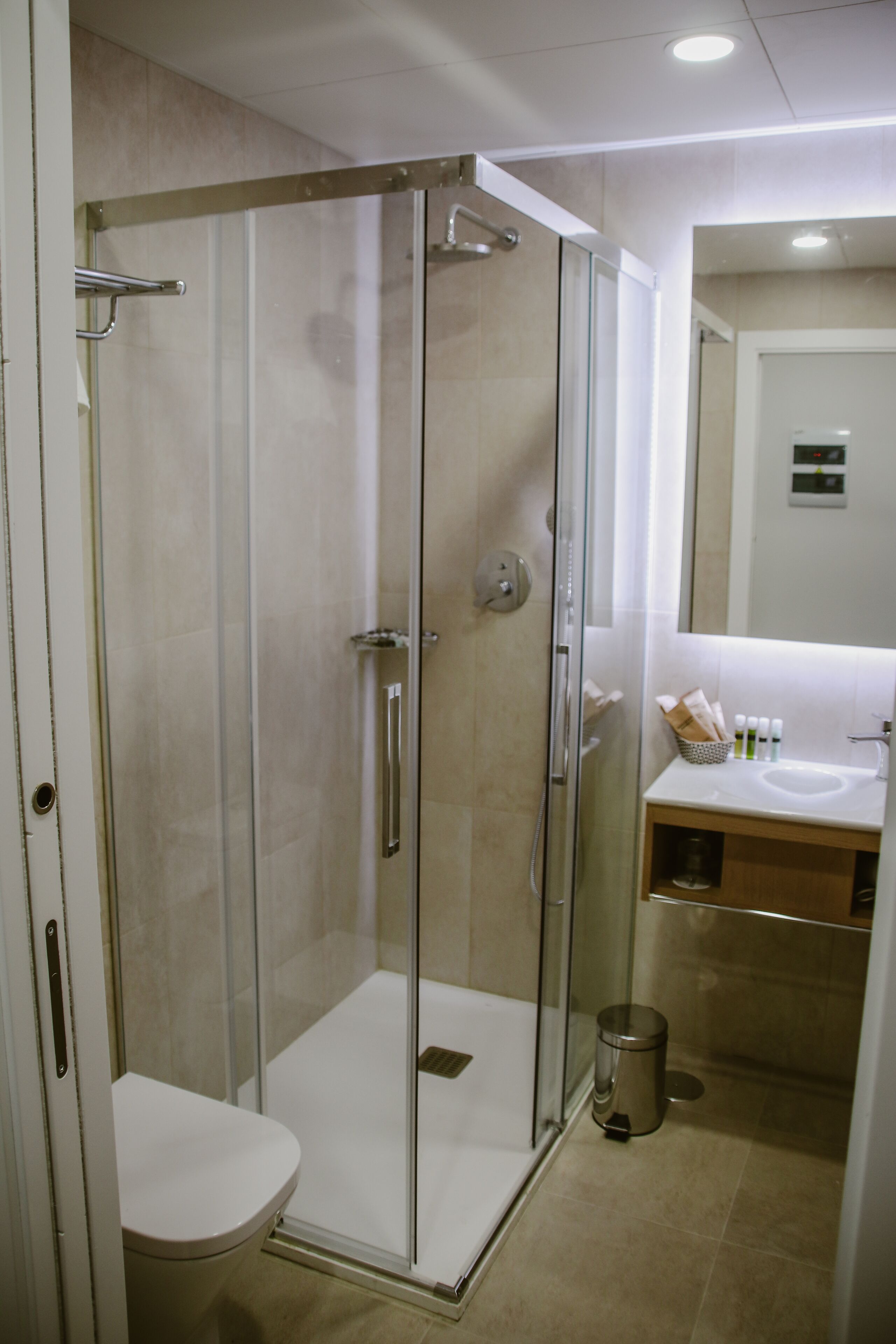 standard double room | bathroom | shower, hydromassage showerhead, hair dryer, towels
