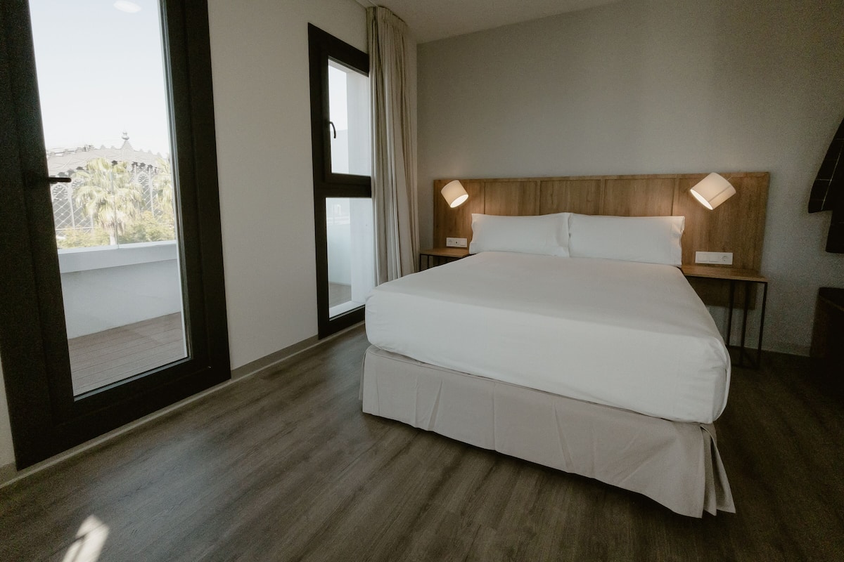 Deluxe Double Room | Minibar, in-room safe, desk, laptop workspace