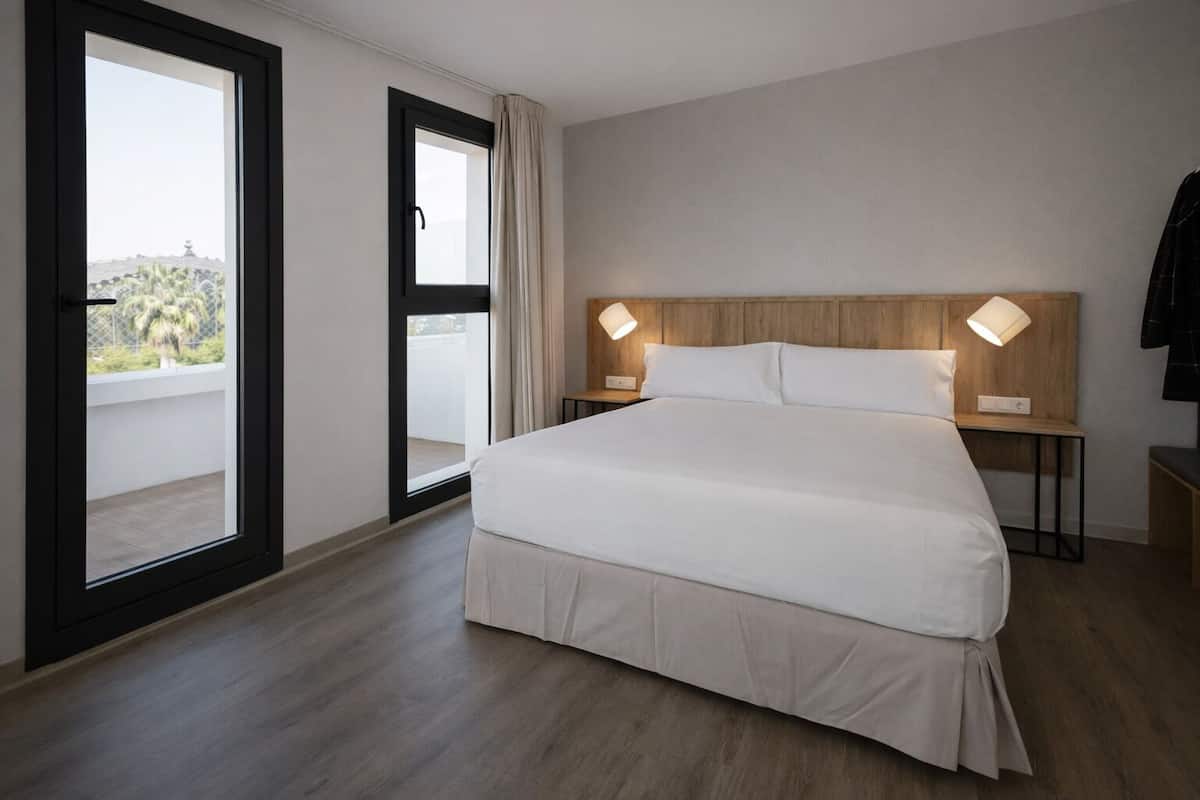 Deluxe Double Room, Balcony | Premium bedding, minibar, in-room safe, desk