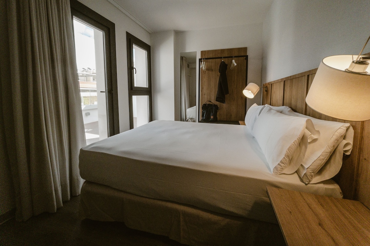 Quarto casal luxo | Frigobar, cofres nos quartos, escrivaninha