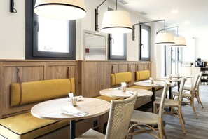 Desayuno buffet diario (EUR 16 por persona)